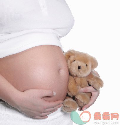 人,玩具,人生大事,影棚拍摄,中间部分_482144443_Caucasian woman holding teddy bear to pregnant belly_创意图片_Getty Images China