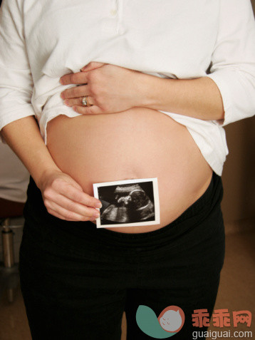 人,人生大事,健康保健,室内,中间部分_86082854_Expectant mother with ultrasound photo_创意图片_Getty Images China