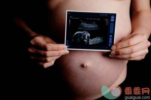 人,半装,人生大事,生活方式,技术_145066165_A pregnant woman holding an ultrasound in front of her naked belly_创意图片_Getty Images China