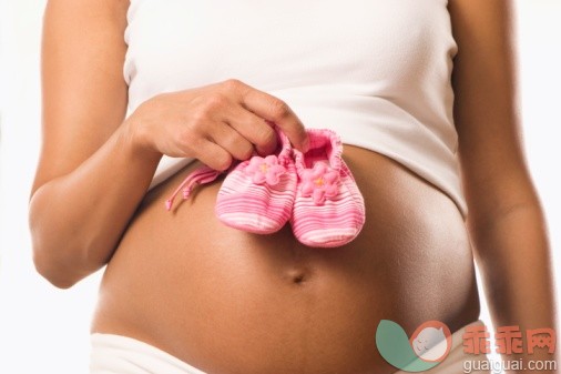 概念,健康保健,人类生殖,主题,人生大事_73264342_Pregnant woman holding booties on belly, mid-section, close-up_创意图片_Getty Images China