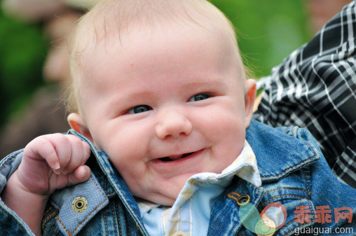 人,婴儿服装,户外,满意,白人_138057964_Baby boy happy in denim_创意图片_Getty Images China