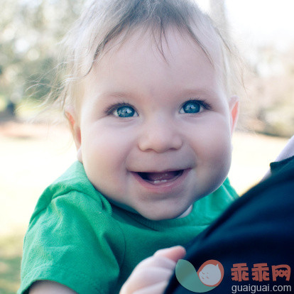 人,休闲装,户外,蓝色眼睛,满意_139554189_Close up of baby boy smiling_创意图片_Getty Images China