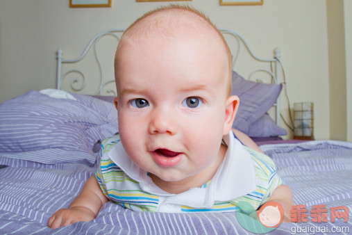 人,婴儿服装,床,室内,满意_129153802_Baby boy lying on bed_创意图片_Getty Images China