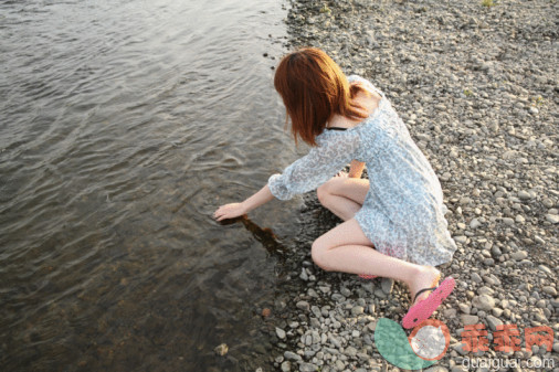 人,衣服,鞋子,连衣裙,环境_89028454_Young woman touching surface of water_创意图片_Getty Images China