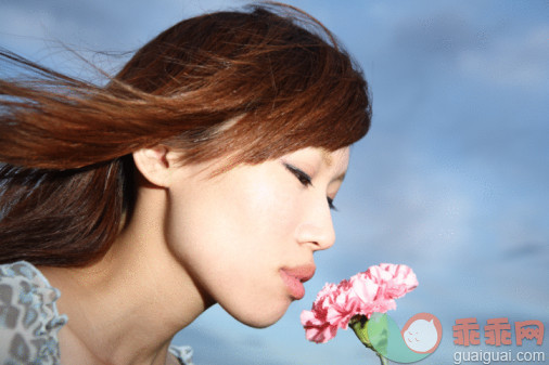 人,衣服,户外,发型,看_89028442_Young woman kissing flower,close-up_创意图片_Getty Images China