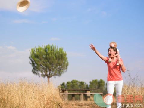 逃,人,帽子,自然,12到17个月_165527458_Wind blowing womans hat in field_创意图片_Getty Images China