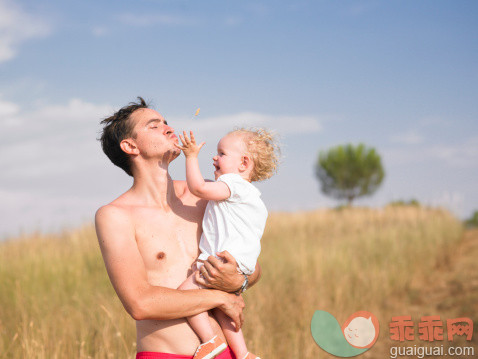 逃,人,自然,12到17个月,四分之三身长_165527459_Man carrying son outdoors_创意图片_Getty Images China