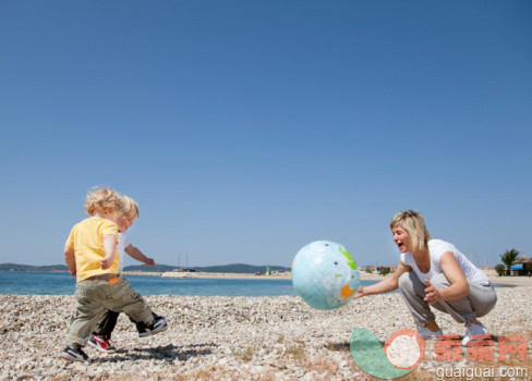 人,度假,12到17个月,户外,30岁到34岁_103576324_Mother with twins at beach playing ball_创意图片_Getty Images China