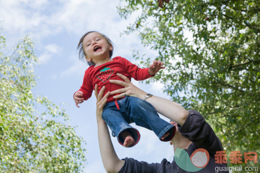 人,自然,12到17个月,户外,35岁到39岁_159614906_Mother playing with daughter outdoors_创意图片_Getty Images China