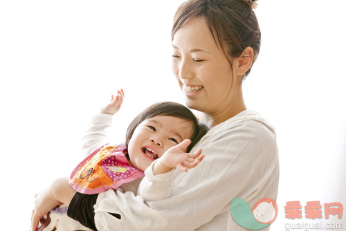 家庭生活,独生子女家庭,单亲家庭,母亲,女儿_gic11164487_Mother holding baby girl,smiling,side view_创意图片_Getty Images China