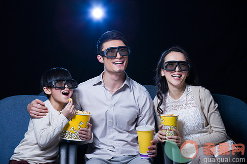 家庭,电影院,3D眼镜,快乐,表现积极_8e93097ba_一家人在影院看3D电影_创意图片_Getty Images China