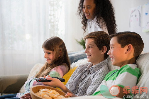 人,饮食,沙发,四分之三身长,室内_554371807_Children watching television on sofa_创意图片_Getty Images China