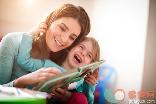明亮,休闲装,城市,住宅内部,讨论_gic18698104_Mother and little daughter_创意图片_Getty Images China