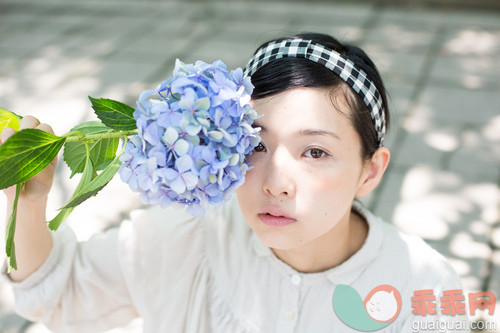 人,户外,30岁到34岁,黑发,花_gic14057316_Women having flower in the park_创意图片_Getty Images China