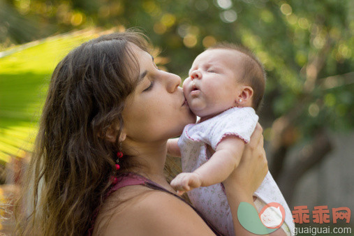 人,休闲装,婴儿服装,户外,25岁到29岁_144762399_Mom kissing her daughter_创意图片_Getty Images China