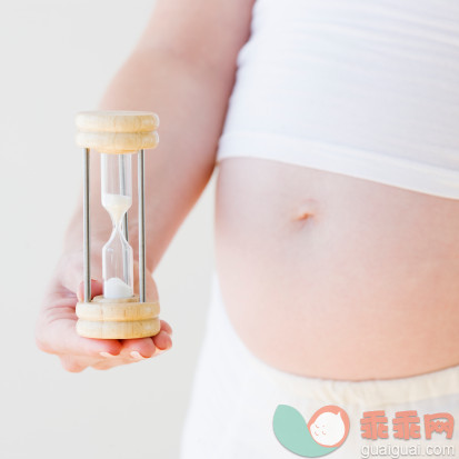 人,衣服,健康保健,影棚拍摄,室内_83781405_Pregnant Woman Holding Hourglass_创意图片_Getty Images China
