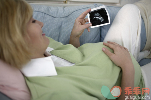 人,住宅内部,教育,生活方式,健康保健_78315231_Pregnant woman looking at sonogram picture_创意图片_Getty Images China