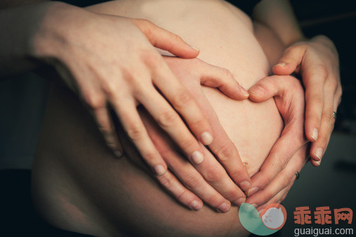 人,室内,中间部分,手,怀孕_158997385_Baby belly_创意图片_Getty Images China
