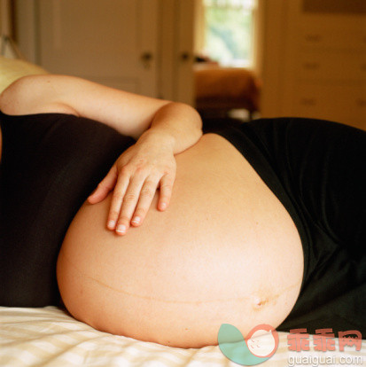 人,衣服,家具,装饰物,住宅内部_sb10066196a-001_Pregnant woman on bed, mid section_创意图片_Getty Images China