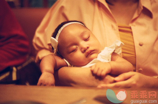 人,休闲装,婴儿服装,室内,中间部分_170466124_Baby girl in mother's arm_创意图片_Getty Images China