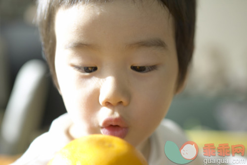 白昼,饮食,水果,健康食物,拿着_gic7233845_Little boy holding orange_创意图片_Getty Images China