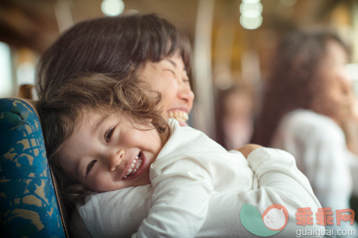 人,旅游目的地,深情的,微笑,拥抱_513214485_Train ride hug_创意图片_Getty Images China