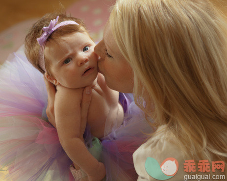 人,室内,25岁到29岁,深情的,金色头发_133467786_Tiny ballerina Kiss_创意图片_Getty Images China