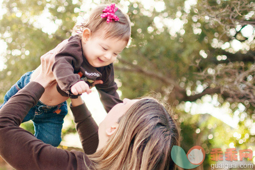 人,休闲装,牛仔裤,12到17个月,35岁到39岁_166775450_Baby in the air..._创意图片_Getty Images China