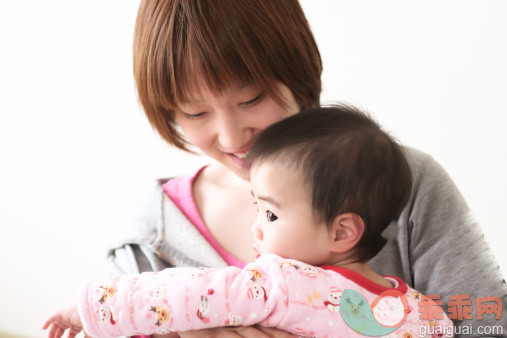 人,休闲装,婴儿服装,12到17个月,室内_169111214_Mother hugging baby_创意图片_Getty Images China