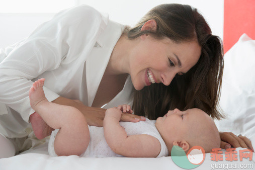 人,室内,30岁到34岁,快乐,长发_160020016_Smiling mother and baby daughter (6-11 months)_创意图片_Getty Images China