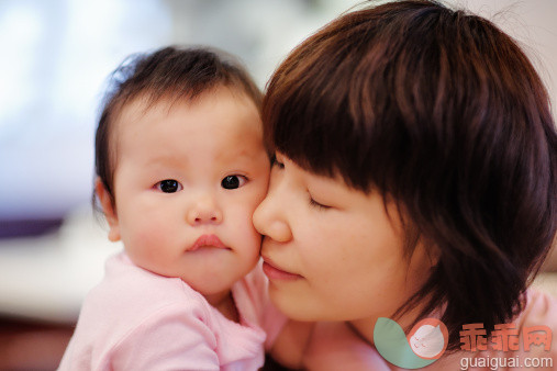 人,休闲装,婴儿服装,12到17个月,室内_151644750_Mother and daughter_创意图片_Getty Images China