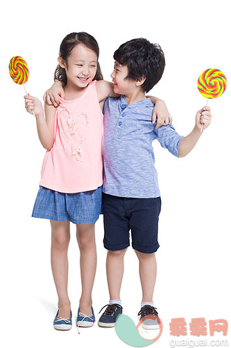 兄弟姐妹,快乐,棒棒糖,可爱的,糖果_6305cf1a6_快乐的姐弟俩拿着棒棒糖_创意图片_Getty Images China