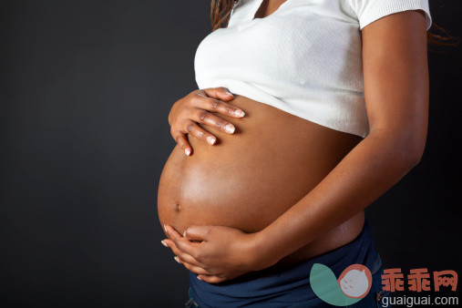 巨大的,人,巨大的,影棚拍摄,20到24岁_170043921_Pregnant African Woman Holding Her Belly_创意图片_Getty Images China