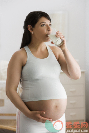 人,半装,饮料,食品,奶制品_87419006_Pregnant Hispanic woman drinking milk_创意图片_Getty Images China
