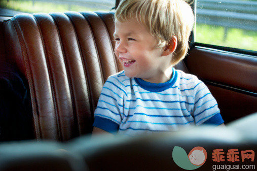 人,休闲装,T恤,快乐,金色头发_104060246_Boy laughing at the back seat of an oldtimer car_创意图片_Getty Images China