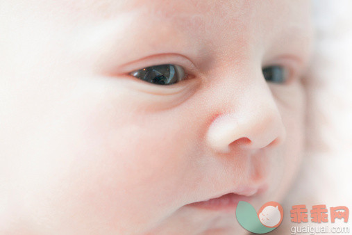 人,影棚拍摄,人的脸部,认真的,白人_161133534_Close up of Caucasian baby's face_创意图片_Getty Images China