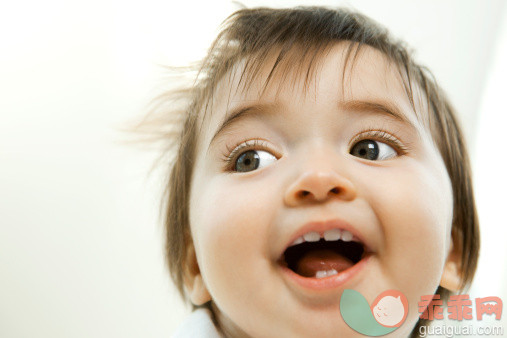 人,室内,人的头部,人的脸部,快乐_107797652_Baby girl smiling, portrait_创意图片_Getty Images China