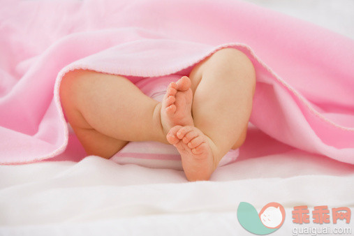 人,婴儿服装,床,尿布,2到5个月_155786775_Baby girl lying on bed_创意图片_Getty Images China