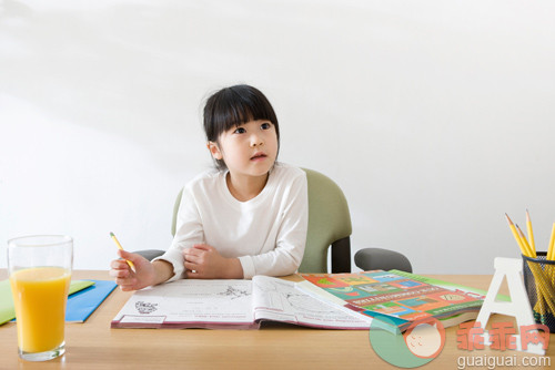 室内,人,独生子女家庭,学习,铅笔图_gic6366845_Little girl studying at desk_创意图片_Getty Images China