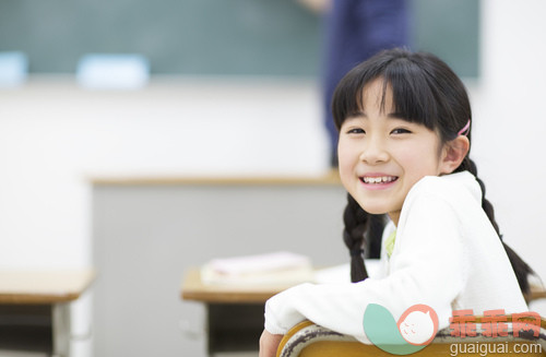 椅子,室内,学习,教室,黑板_gic15083455_Smiling girl sitting in classroom_创意图片_Getty Images China