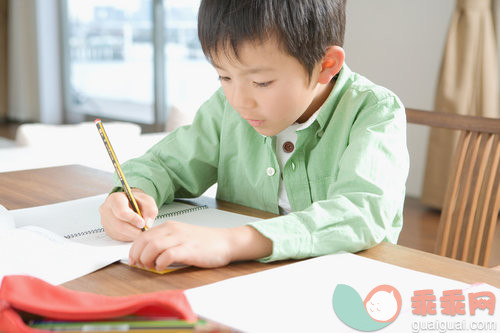 家庭,微笑,亚洲人,部分,儿子_ik-2205-00202_Japanese boy doing his homework_创意图片_Getty Images China