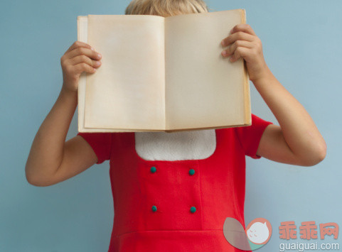 人,教育,影棚拍摄,书,白人_103741808_little girl holding open book up in front of face_创意图片_Getty Images China