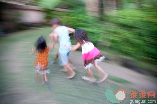 人,休闲装,连衣裙,户外,亚洲人_103875570_Childs chasing each other in the garden_创意图片_Getty Images China