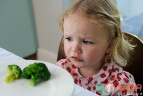 人,室内,盘子,不高兴的,金色头发_104335679_Little girl not wanting to eat broccoli_创意图片_Getty Images China