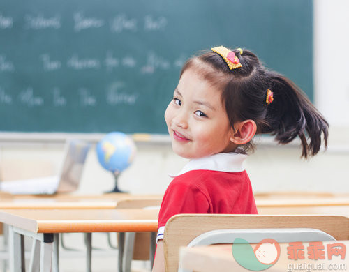 长发,黑发,坐,微笑,学生_41b96a733_小女孩在教室_创意图片_Getty Images China