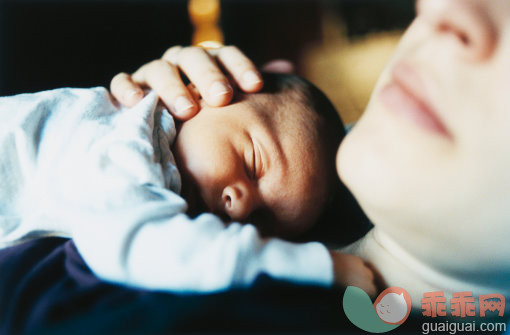 概念,构图,图像,摄影,父母_6410-001731_Newborn Sleeping With Mother_创意图片_Getty Images China