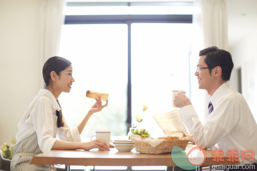 30到39岁,面对面,微笑,膳食,早餐_gic10677398_Mid adult couple having breakfast_创意图片_Getty Images China