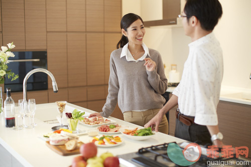 30到39岁,微笑,家务,厨房,室内_gic10677120_Mid adult couple having lunch_创意图片_Getty Images China