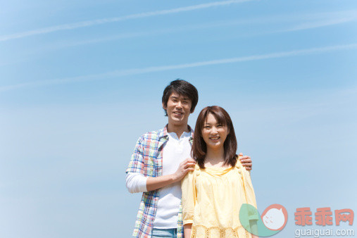 人,休闲装,生活方式,户外,25岁到29岁_153628543_Couple Against Blue Sky_创意图片_Getty Images China