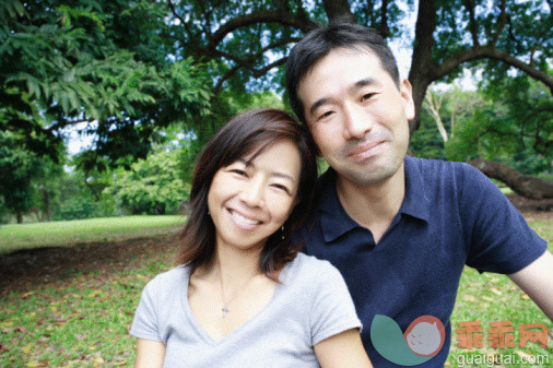 人,衣服,T恤,户外,深情的_88797593_Close-up of a couple smiling_创意图片_Getty Images China